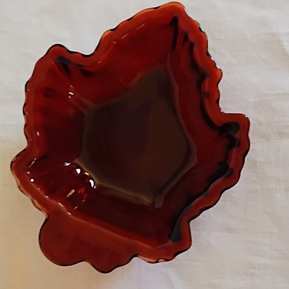 ANCHOR HOCKING VINTAGE RUBY RED MAPLE LEAF GLASS DISH. PERFECT CONDITION